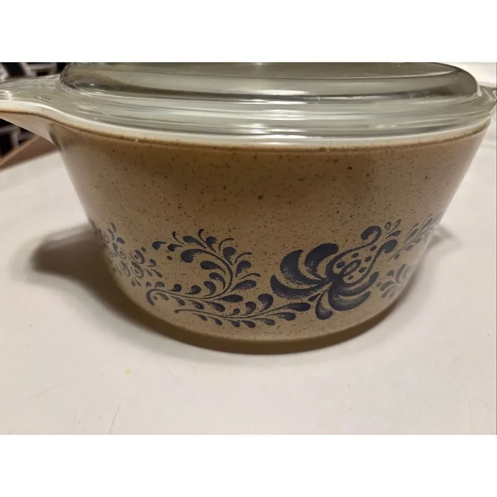 Vintage Pyrex 1.5 qt. Homestead Round Casserole Dish with Lid
